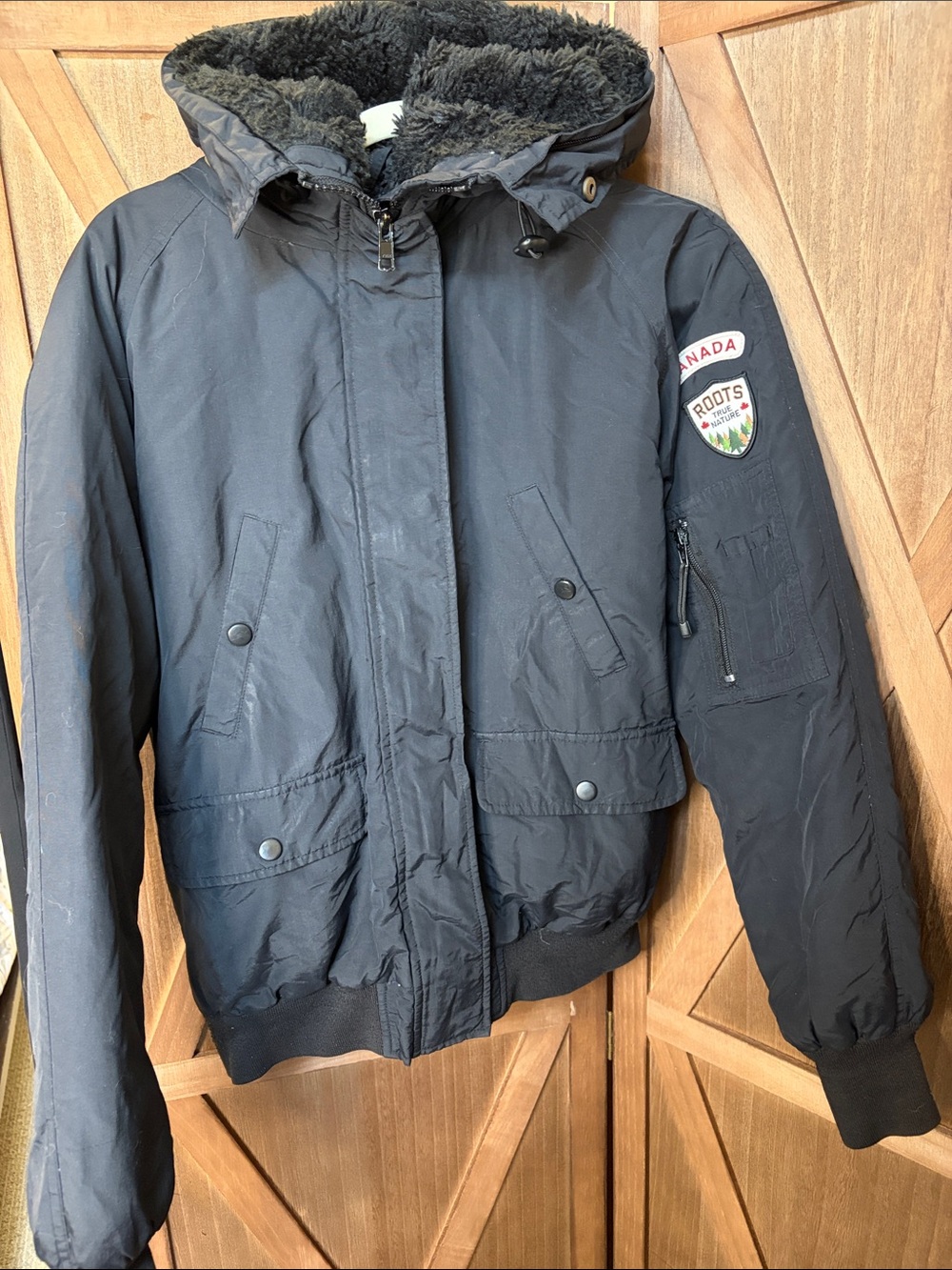 ROOTS OUTDOORS Down Filled Bomber Jacket
SIZE MEDIUM